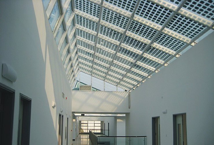 Superficie fotovoltaica integrada como elemento de sombra