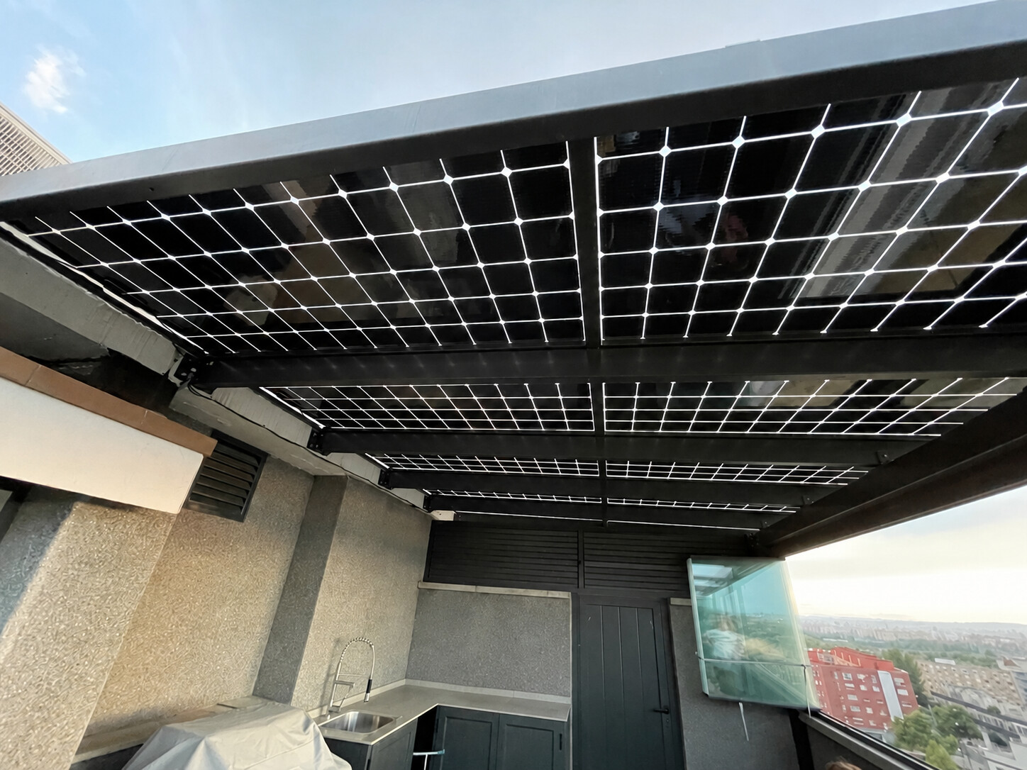 Pérgola fotovoltaica de diseño propio de Tiles Galán