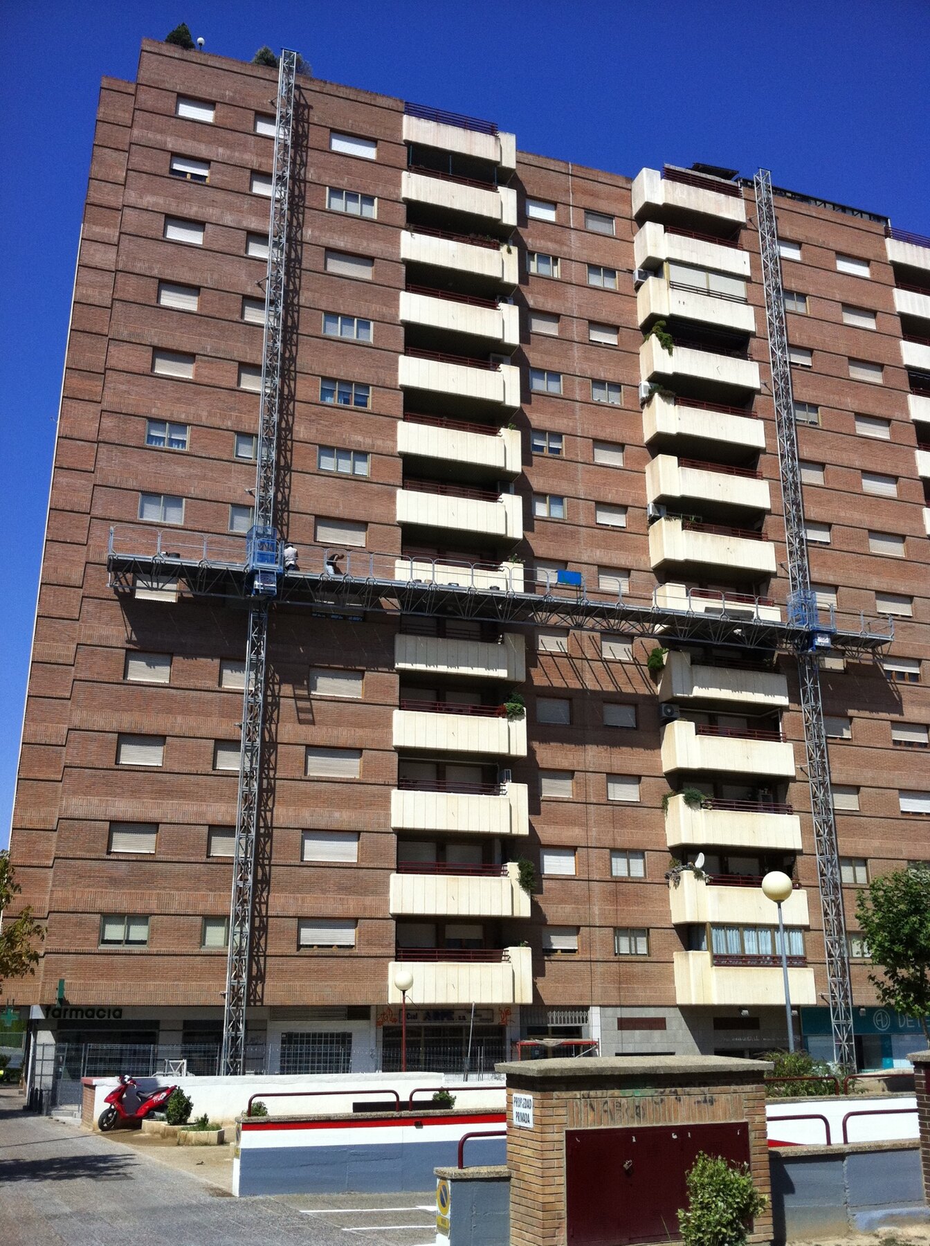 Plataforma sobre mástiles para reparar frentes de balcones prefabricados