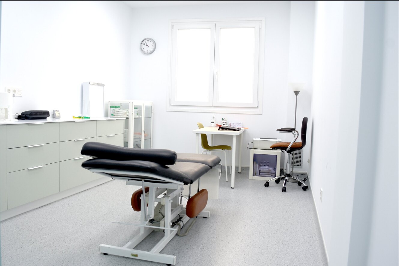Sala de tratamiento de la clínica podológica terminada
